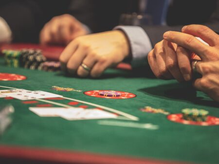 Online Casinos vs Real Casinos: Which One Is Better?